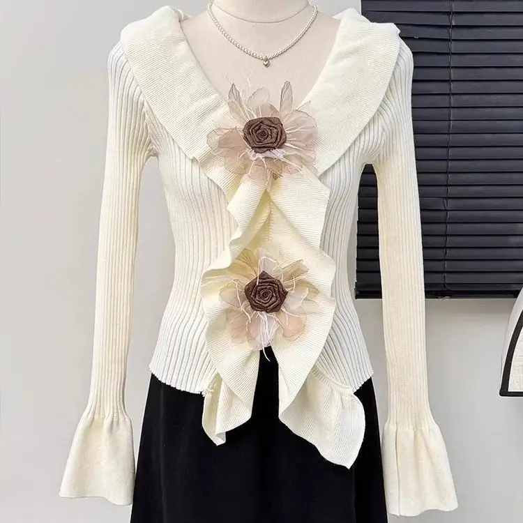 

Design sense three-dimensional flower horn sleeve V-neck knitted sweater women's autumn 2025 slim thin short top
