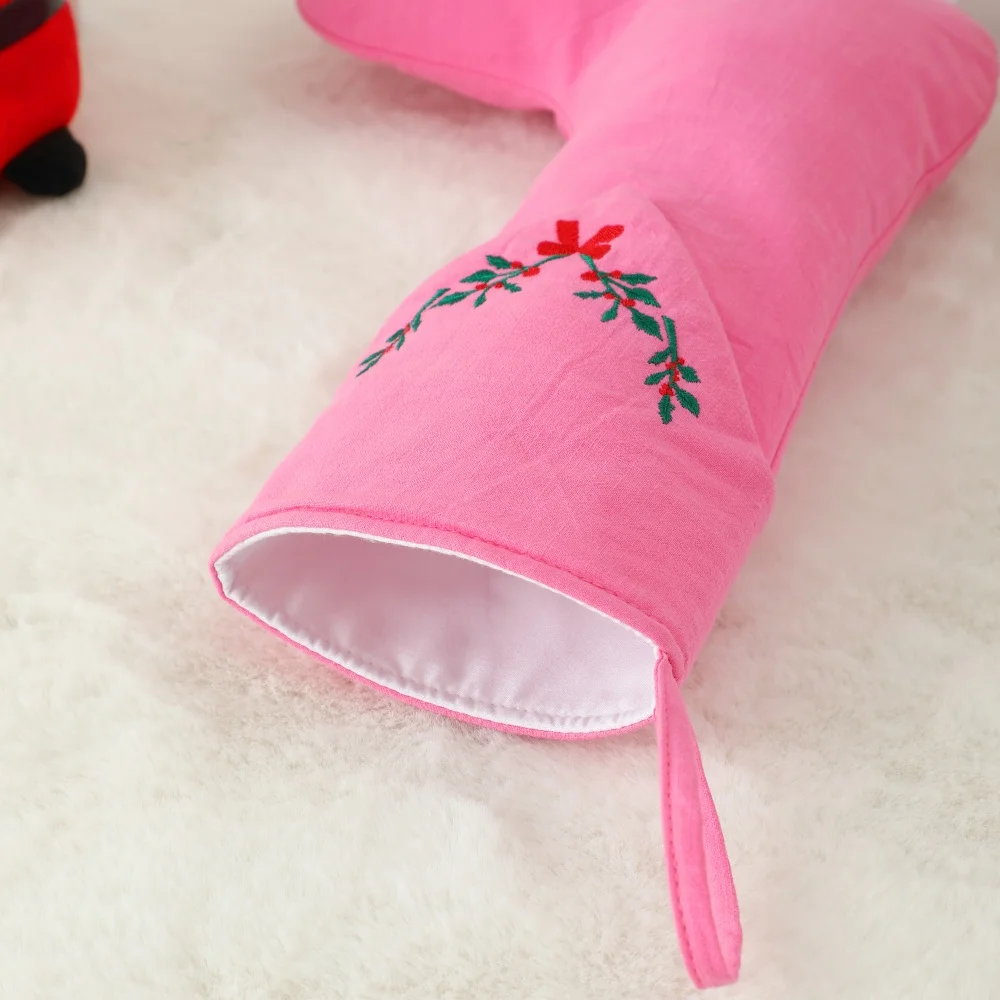 Weihnachtsstrumpf mit gestickten grünen Blättern und roter Schleife, bunter Baumwoll-Leinen-Strumpf mit dreieckiger Manschette für den Kamin. – Detail 5