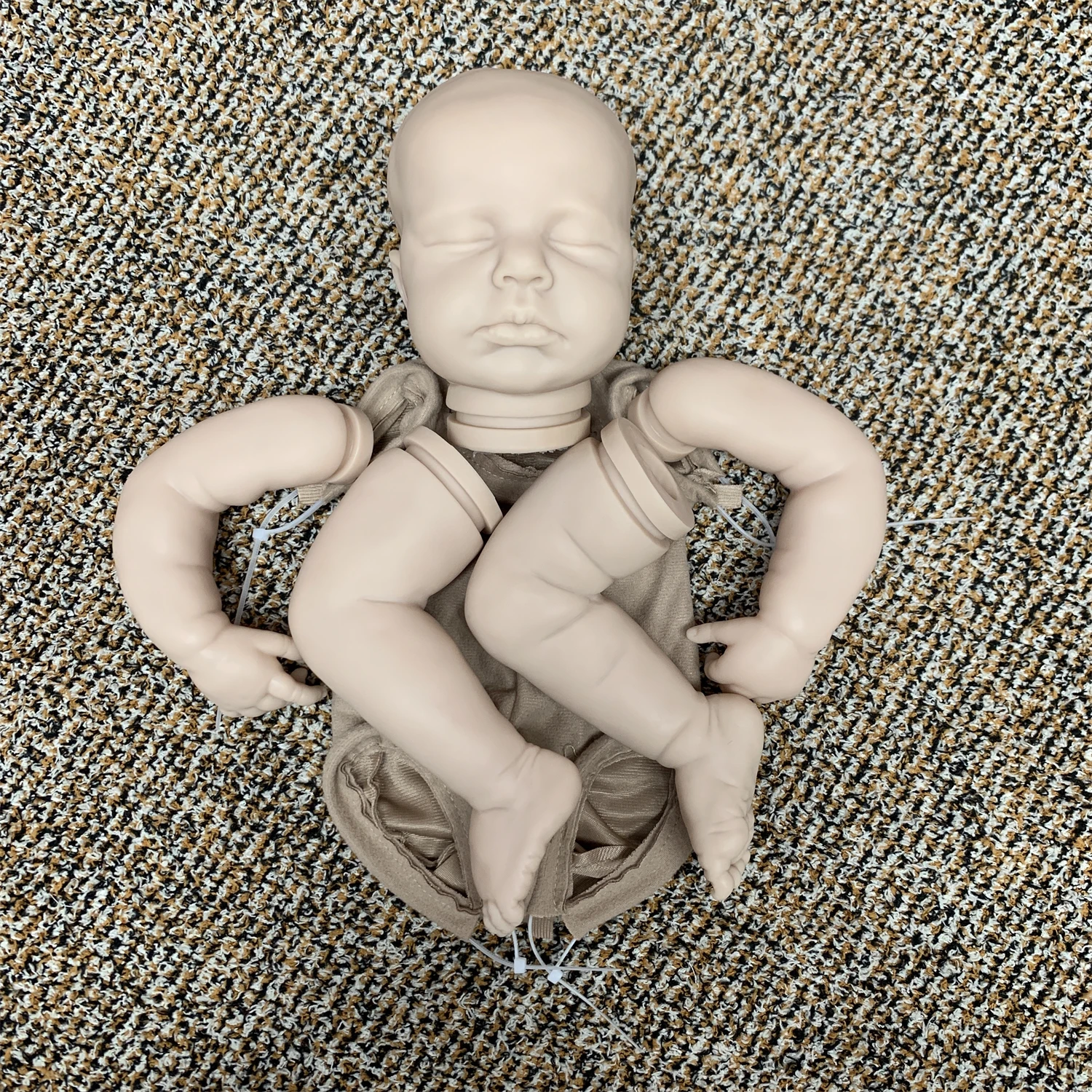 Kits de poupée Reborn à yeux fermés non peints de 46CM avec corps en tissu doux Kits de poupée Reborn très doux faits à la main non assemblés pour cadeau d'enfant