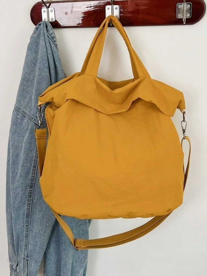 CEEKAY Mattschwarze, gekräuselte Nylon-Umhängetasche, übergroße, weiche Umhängetasche mit einfacher Überschlagöffnung, breiter, verstellbarer Stoffriemen, lässige Handtasche – Detail 33