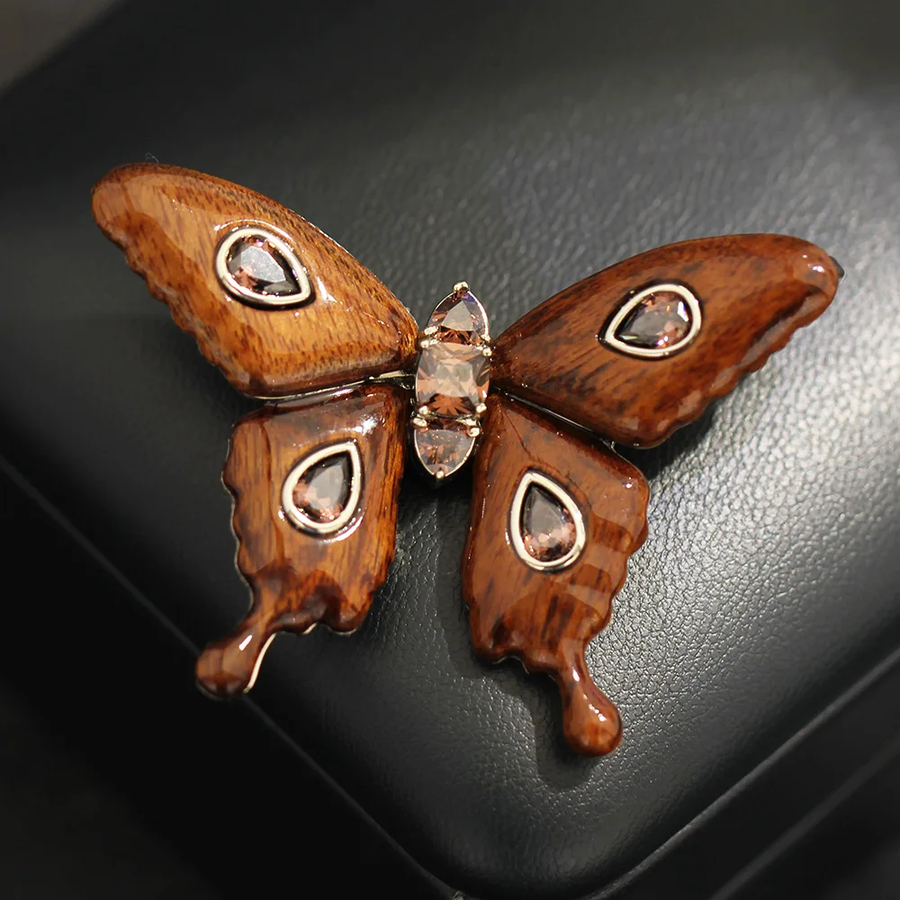 

Новая элегантная деревянная брошь-бабочка в стиле ретро с инкрустацией цирконом, креативный нишевый дизайн, изысканные булавки с насекомыми, аксессуар для женщин, подарок