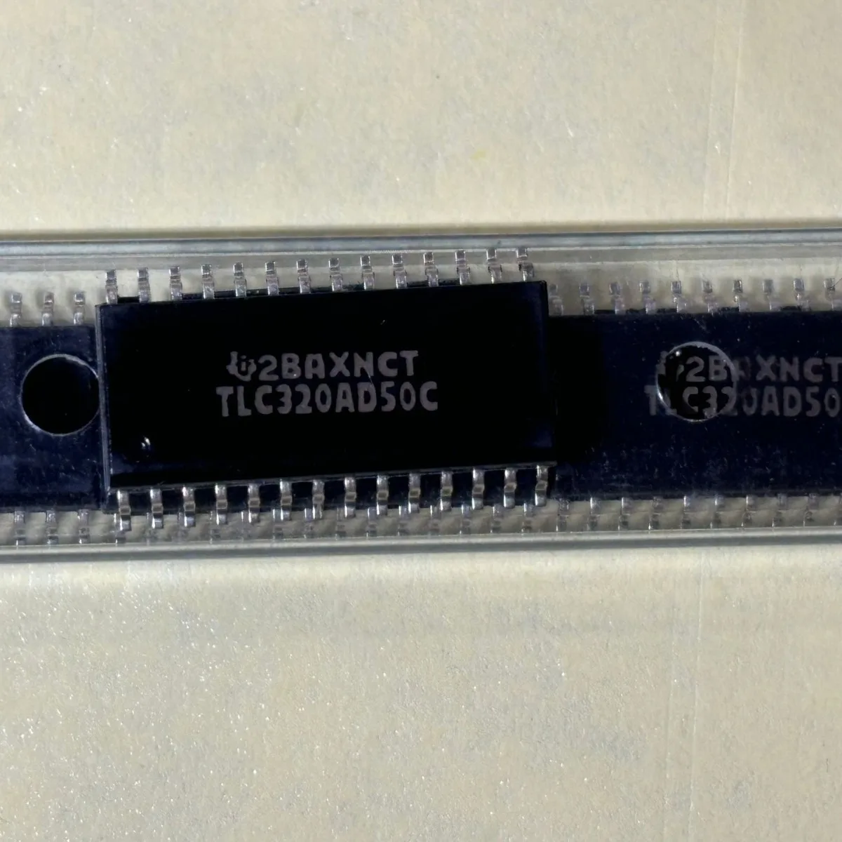 

TLC320AD50CDW чип аудиоинтерфейса SOIC-28 шелкография TLC320AD50C оригинальный оригинальный продукт IC чип интегральная схема