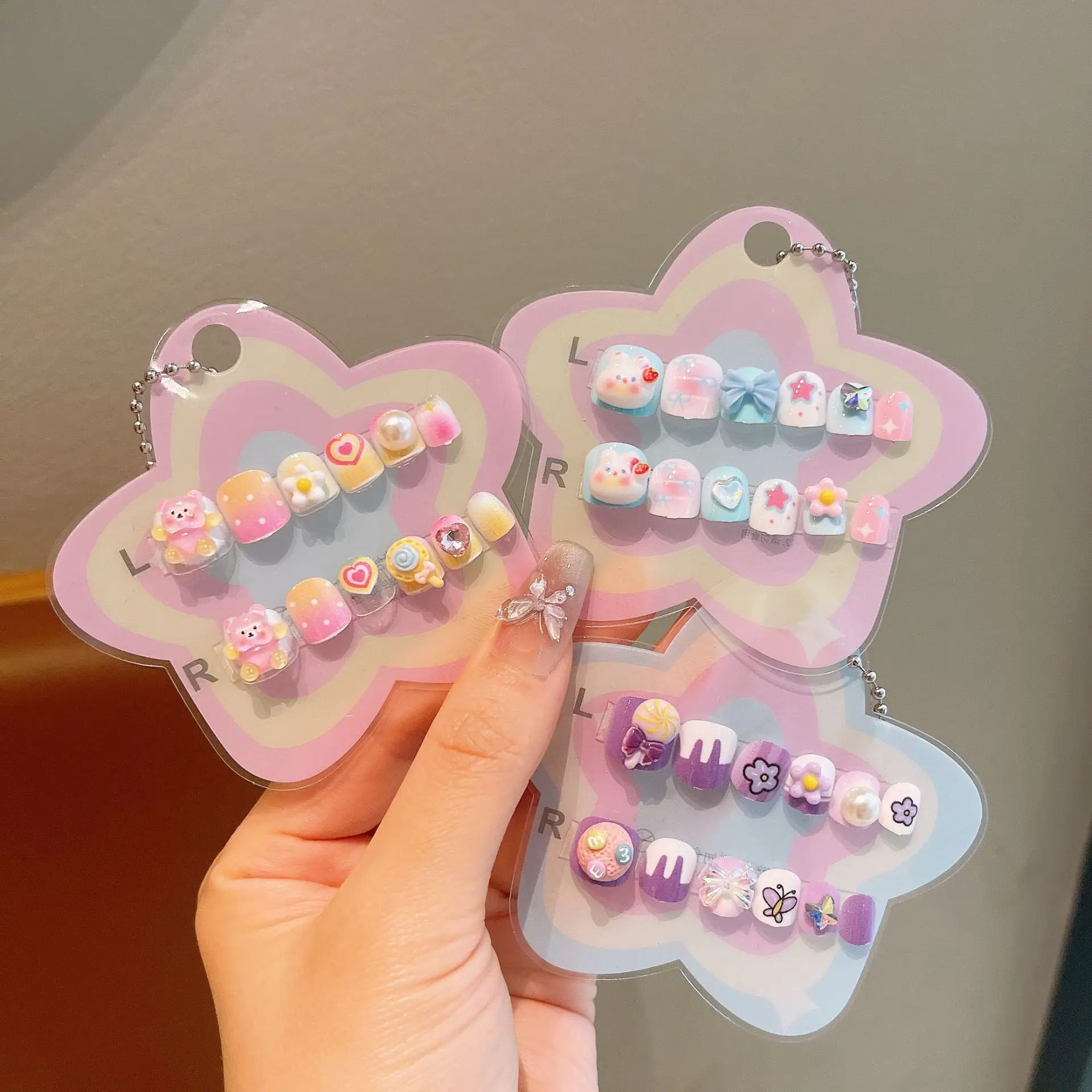 12 Stück Kinder-Nägel mit niedlichem Blumen- und Erdbeerhasen-Motiv, zum Aufdrücken, für 4–10 Jahre, abnehmbare Nagelaufkleber, künstliche Nägel, Mädchen-Geburtstagsgeschenke – Detail 6