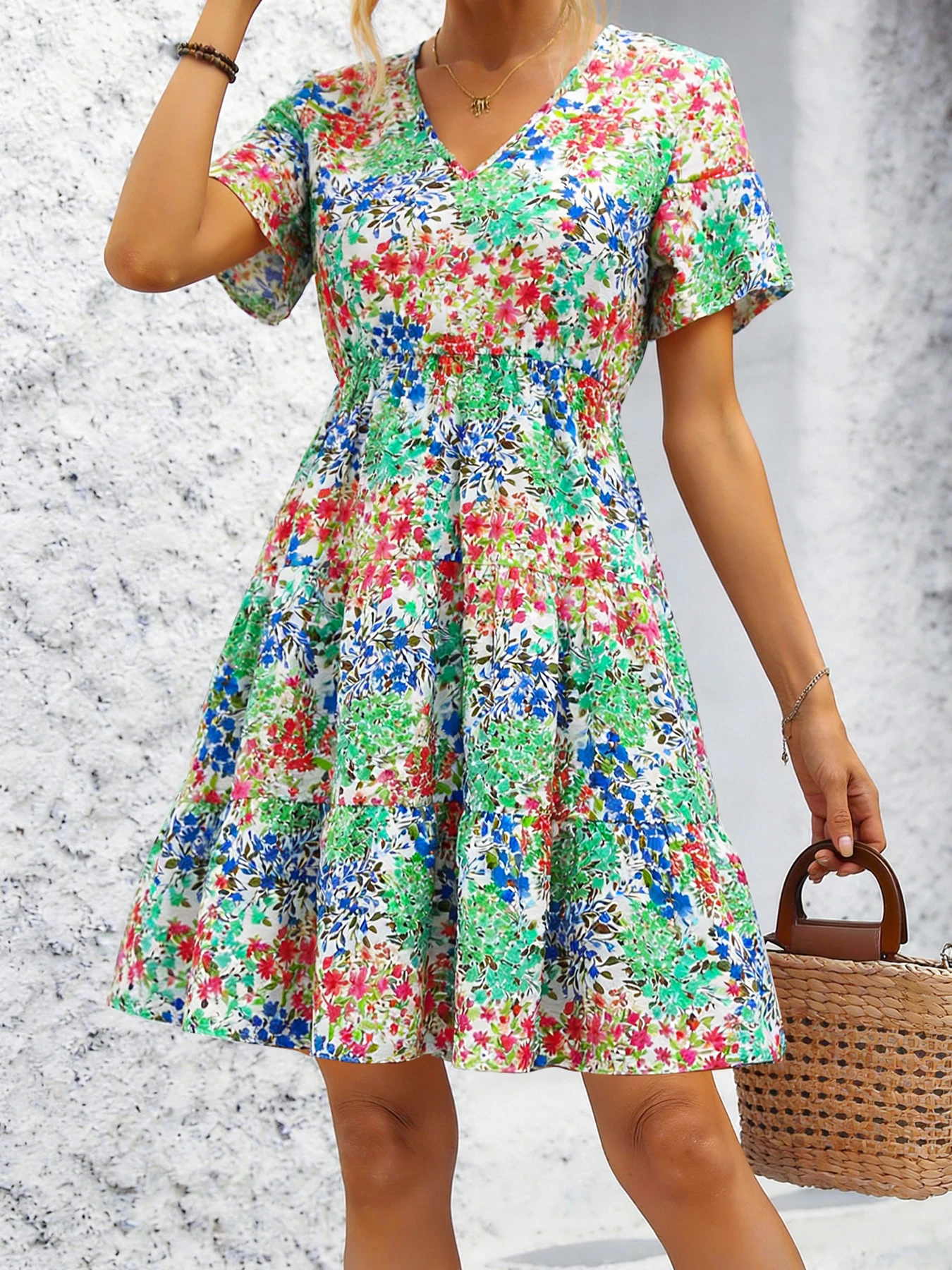 Mehrfarbiges Minikleid mit Blumenmuster, V-Ausschnitt, kurzen Ärmeln, elastischer Taille und gestuftem Rüschensaum für Damen