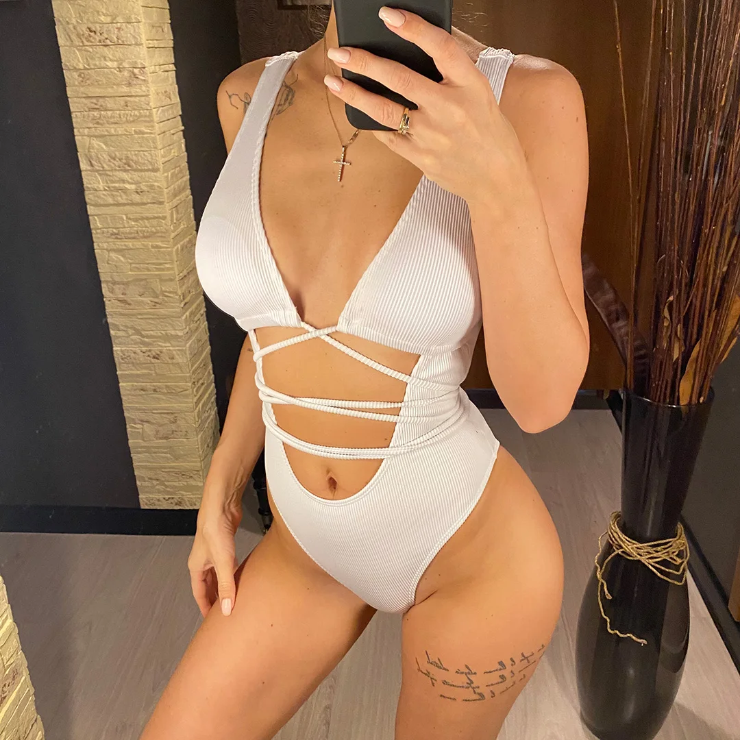 Rückenfreier, gerippter Monokini-Badeanzug mit Wickelriemen, einteiliger Badeanzug für Damen, Badebekleidung mit Ausschnitten im Bauchbereich, Badeanzug für Damen, V3578 – Detail 3