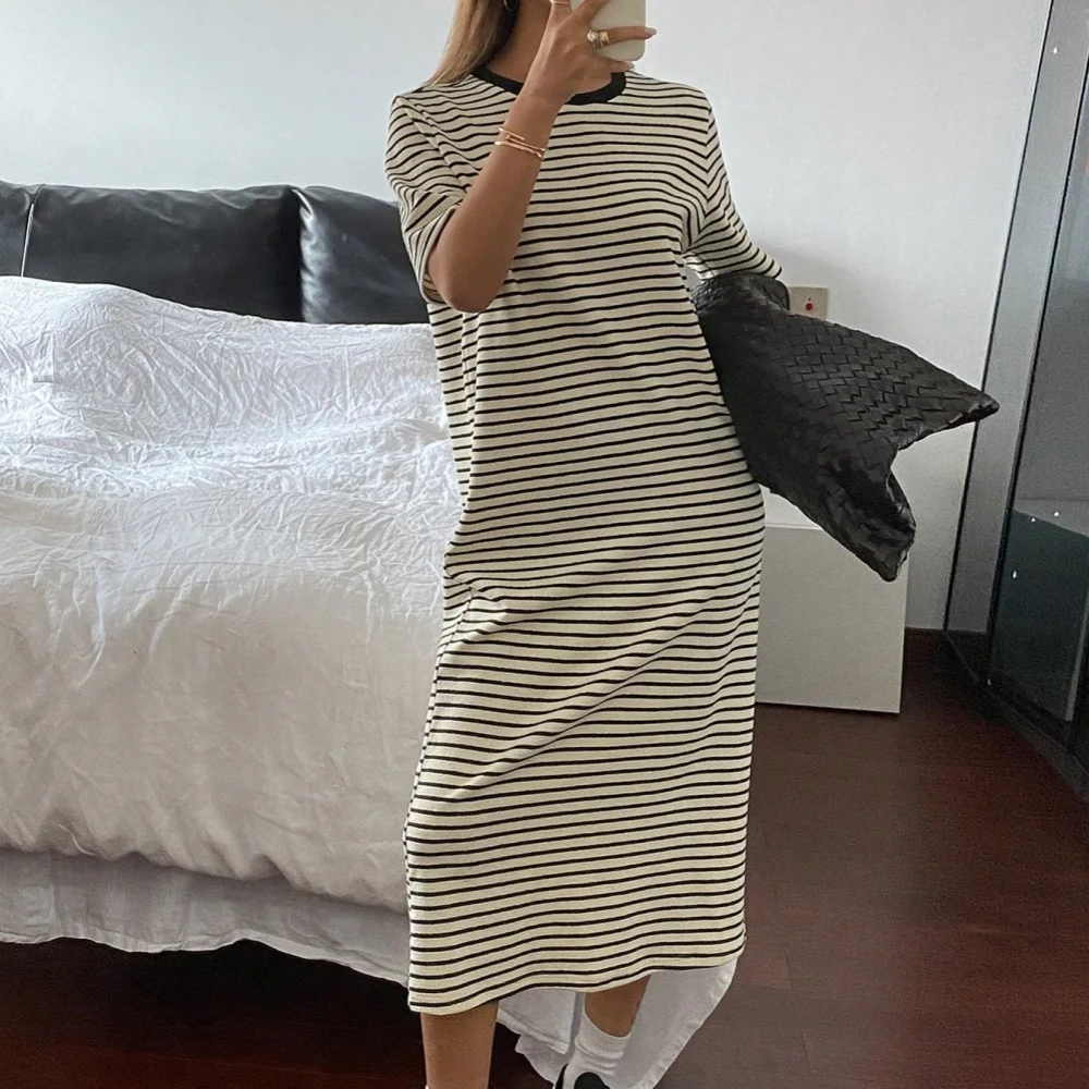 JHJN 2025 夏脂肪 Mm 女性の大きいルーズ Tシャツスカートデザインセンスクールでかわいい黒と白のストライプのドレスの女性