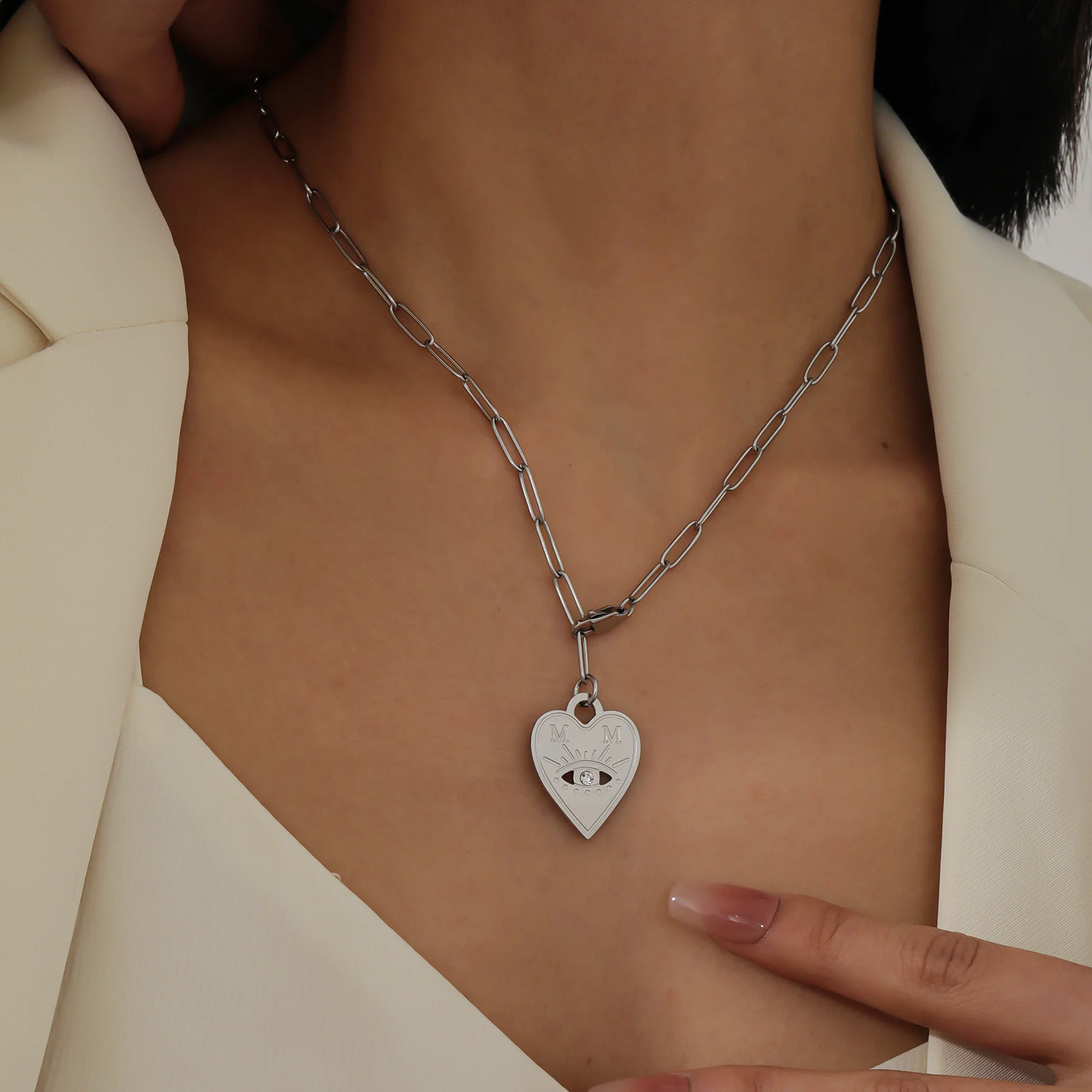 مخصص القلب قلادة الفولاذ المقاوم للصدأ مطلية بالذهب سلسلة مسطحة العين رمز الماس لهجة قلادة بحرف هدية للنساء عيد الميلاد