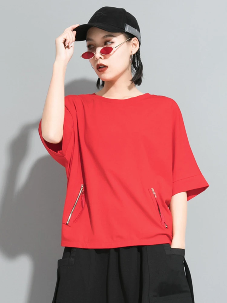 [Eam] feminino vermelho zíper tamanho grande casual camiseta novo em torno do pescoço meia manga solto ajuste moda maré primavera outono 2024 1df5292