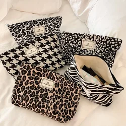 Borsa per il trucco classica con stampa leopardata borsa con cerniera borsa per articoli da toeletta portatile di grande capacità Organizer custodia per cosmetici borsa per cosmetici da donna