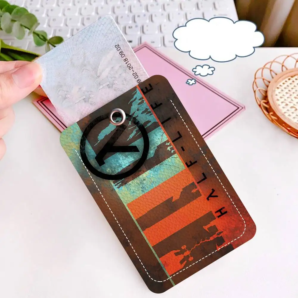 سلسلة مفاتيح نصف الحياة للعبة مع حامل بطاقة الوصول، وحافظة واقية لبطاقة الهوية وبطاقة الحافلة وبطاقة البنك للأمان