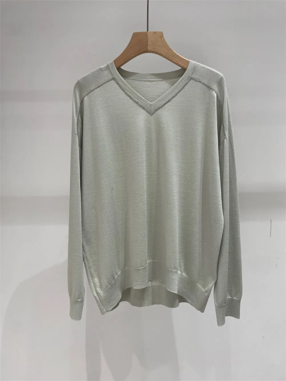 25 春夏の新 V ネック長袖ニットビーズチェーンファッション多用途トップ女性のための