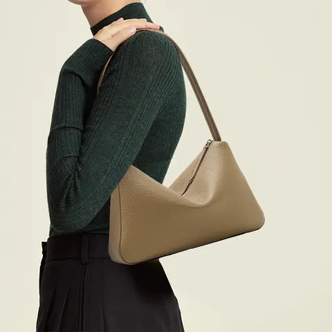 Borsa da ascella in pelle chic: consistenza liscia e dettagli a forma di V