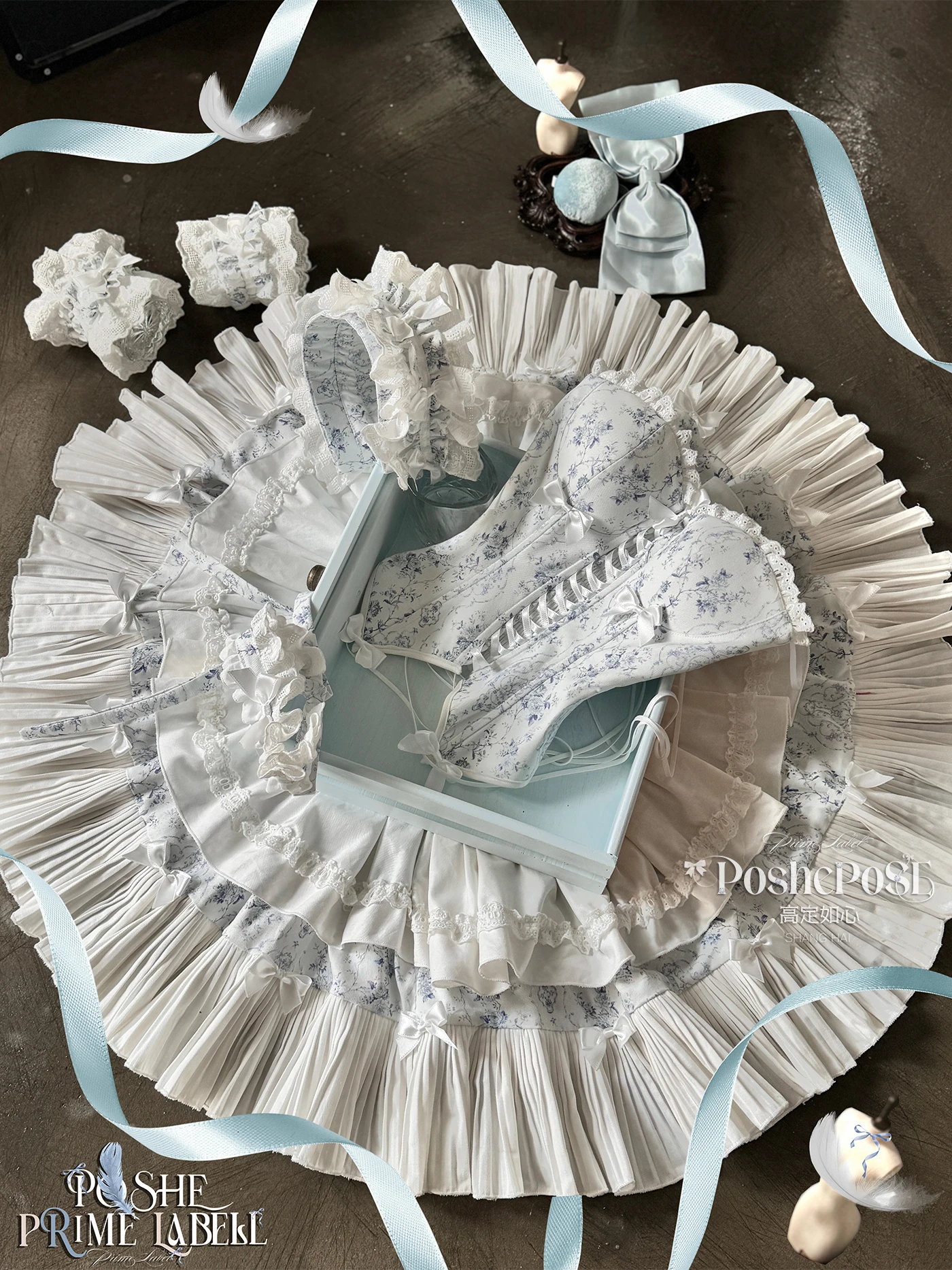 مجموعة تنورة ذات ثنيات علوية بدون أكمام على شكل فيونكة من الدانتيل الحلو بطباعة عتيقة تتضمن عصابة رأس + إكسسوار للرقبة + سوار