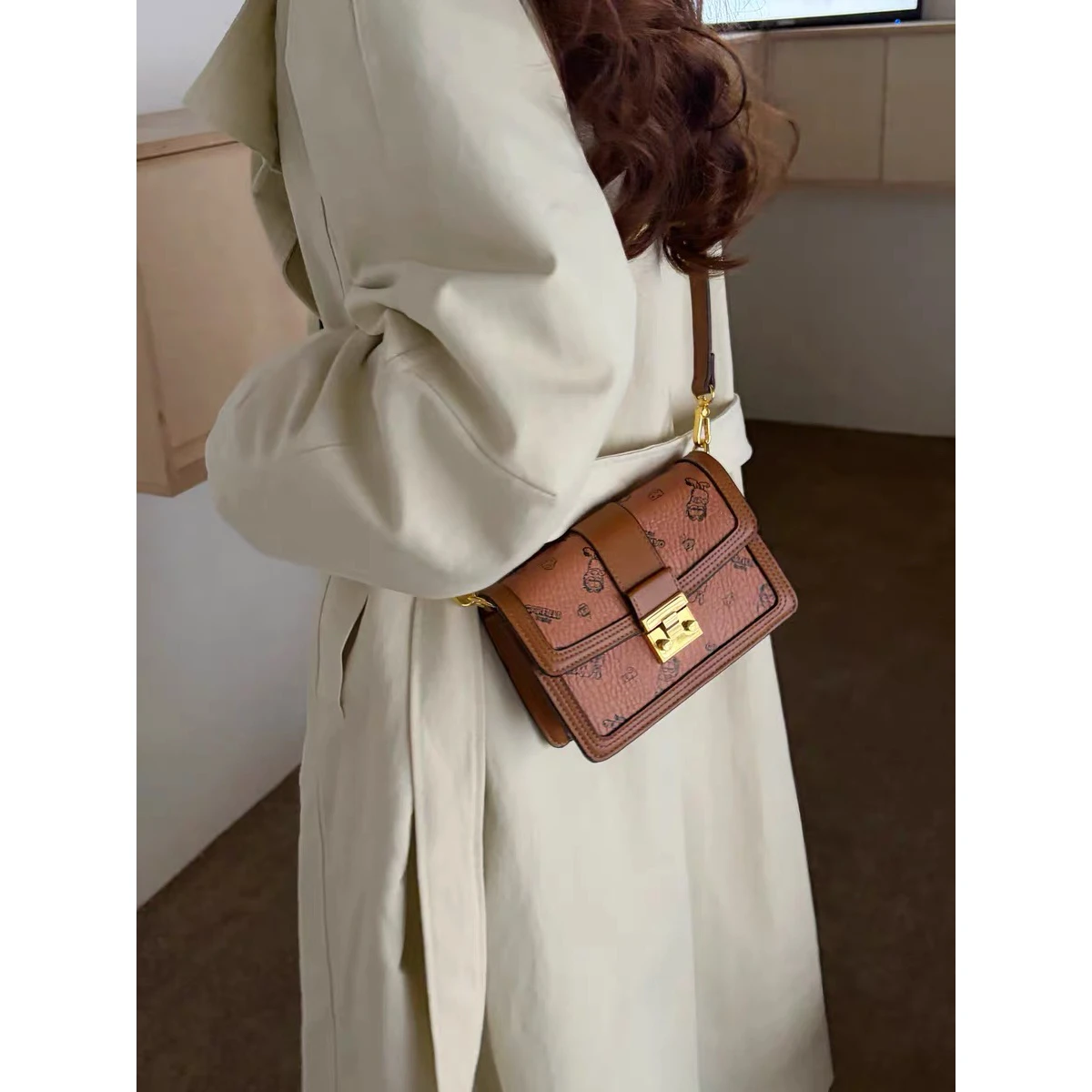 

Faionable Commuter oulder Bag with Cartoon Pattern Print Metal Bule ex Crossbody Bag for All Seasons by CELELUNL