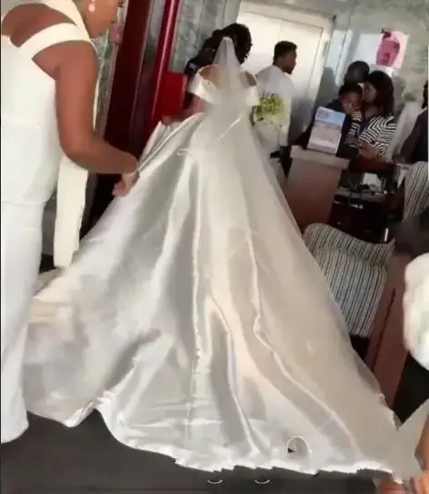 Vestidos de novia de talla grande personalizados, vestido de novia modesto de satén con cuello transparente y encaje, vestidos de novia campestres con tren de conteo