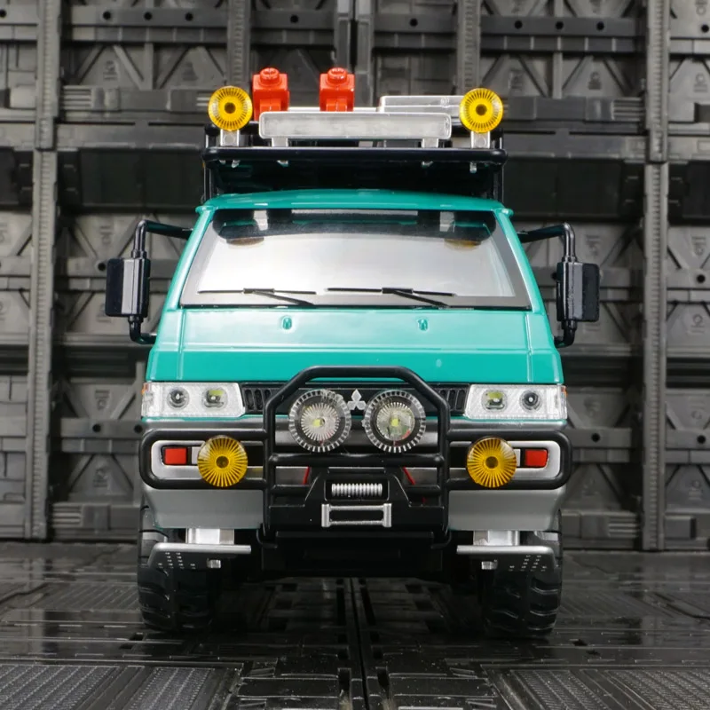 1-24スケールシミュレーション三菱デリカアウトドアエディション合金製カーモデル、キャンピングrv、両側のドアは開閉可能、高品質