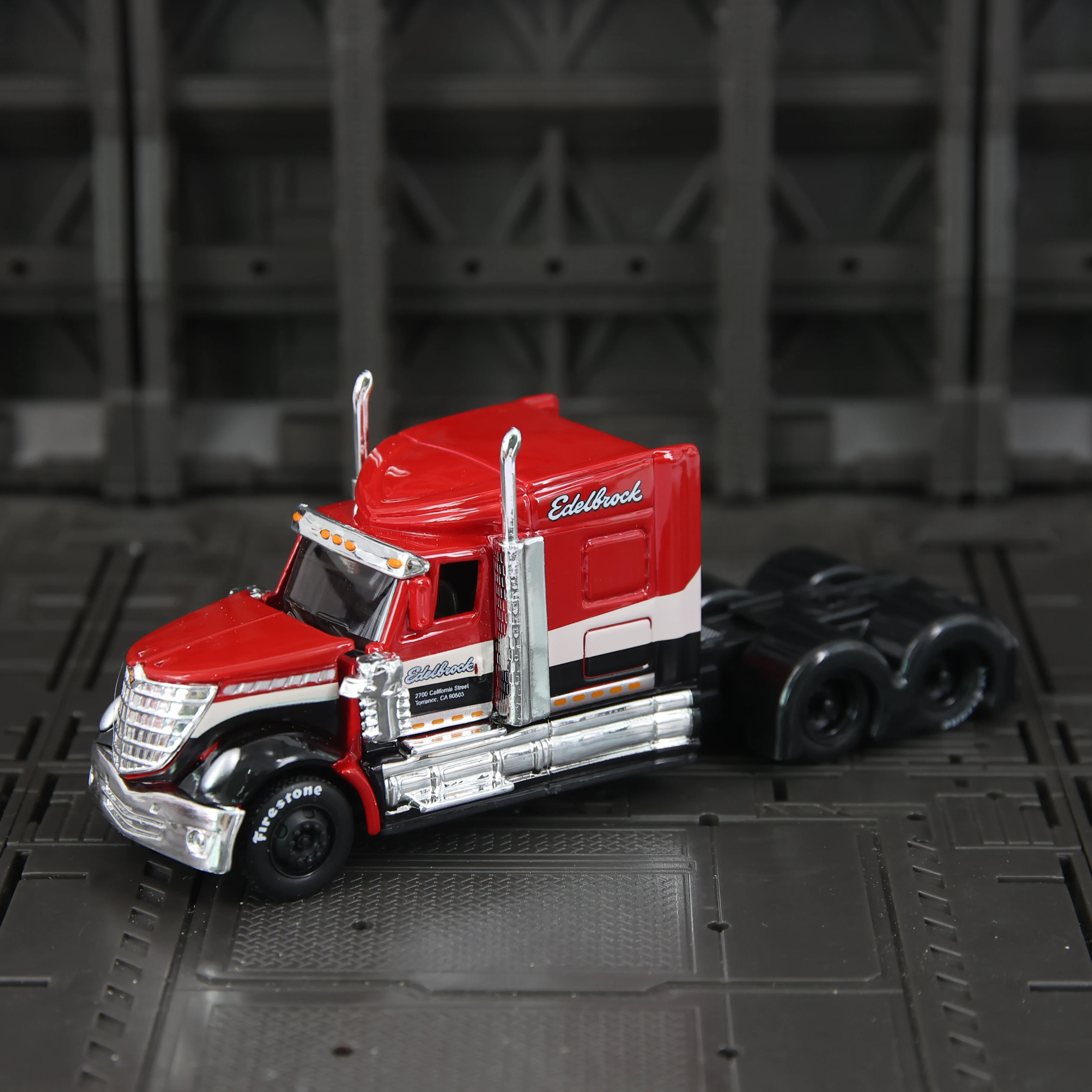 

Модель грузовика Maisto 1:64 Wanguo Lone Star с контейнером, из сплава GO, с богатой детализацией и высоким качеством изготовления.