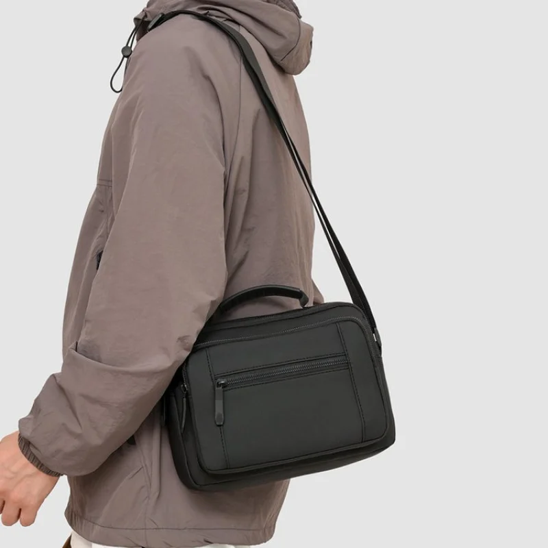 حقيبة كتف عصرية للنساء بتصميم كاجوال وبسيط مع جلد وجذابة عصرية