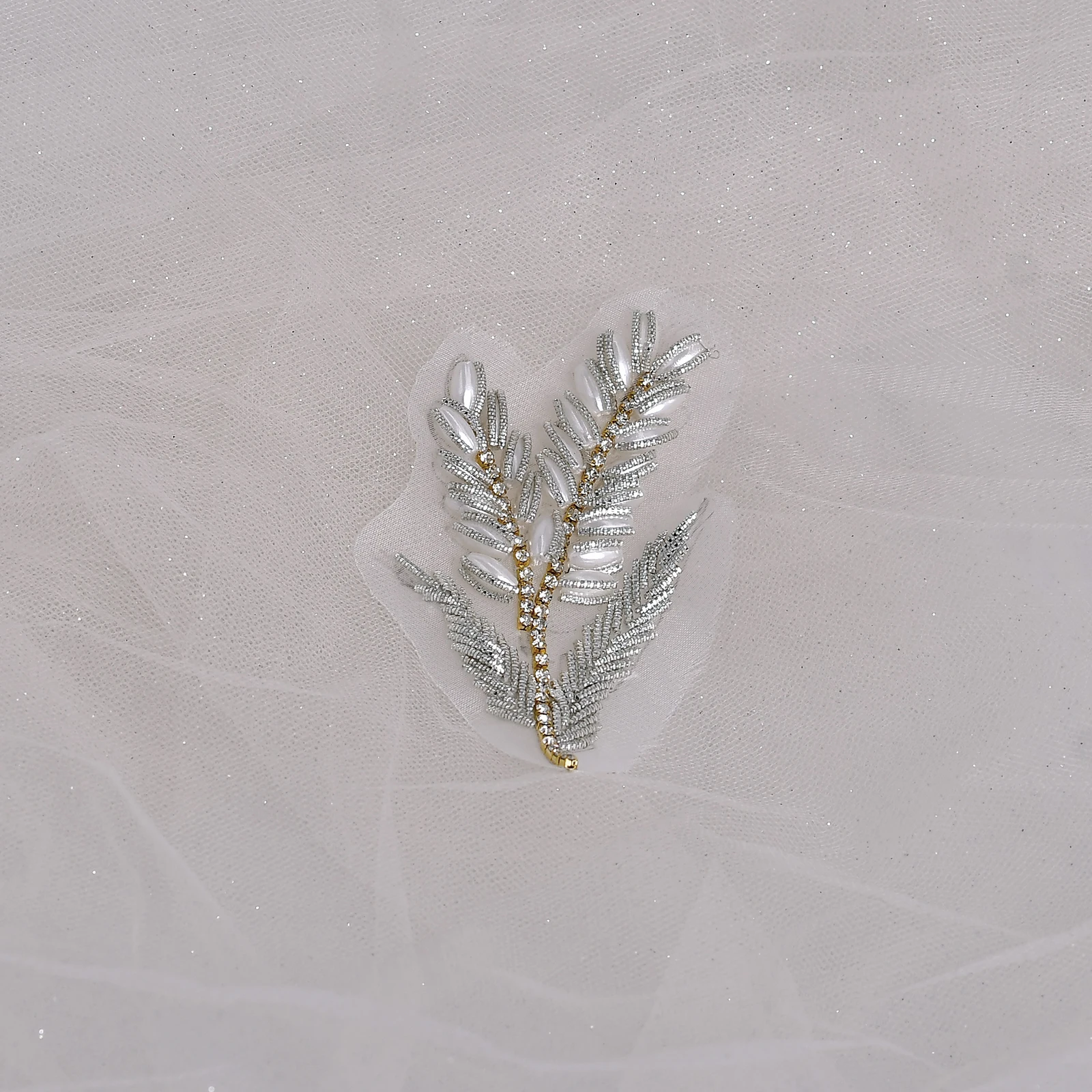 زين اللؤلؤ المقلد على شكل ورقة مثالي لفساتين الزفاف وفساتين السهرة المصنوعة يدويًا رقعة الخياطة SP258