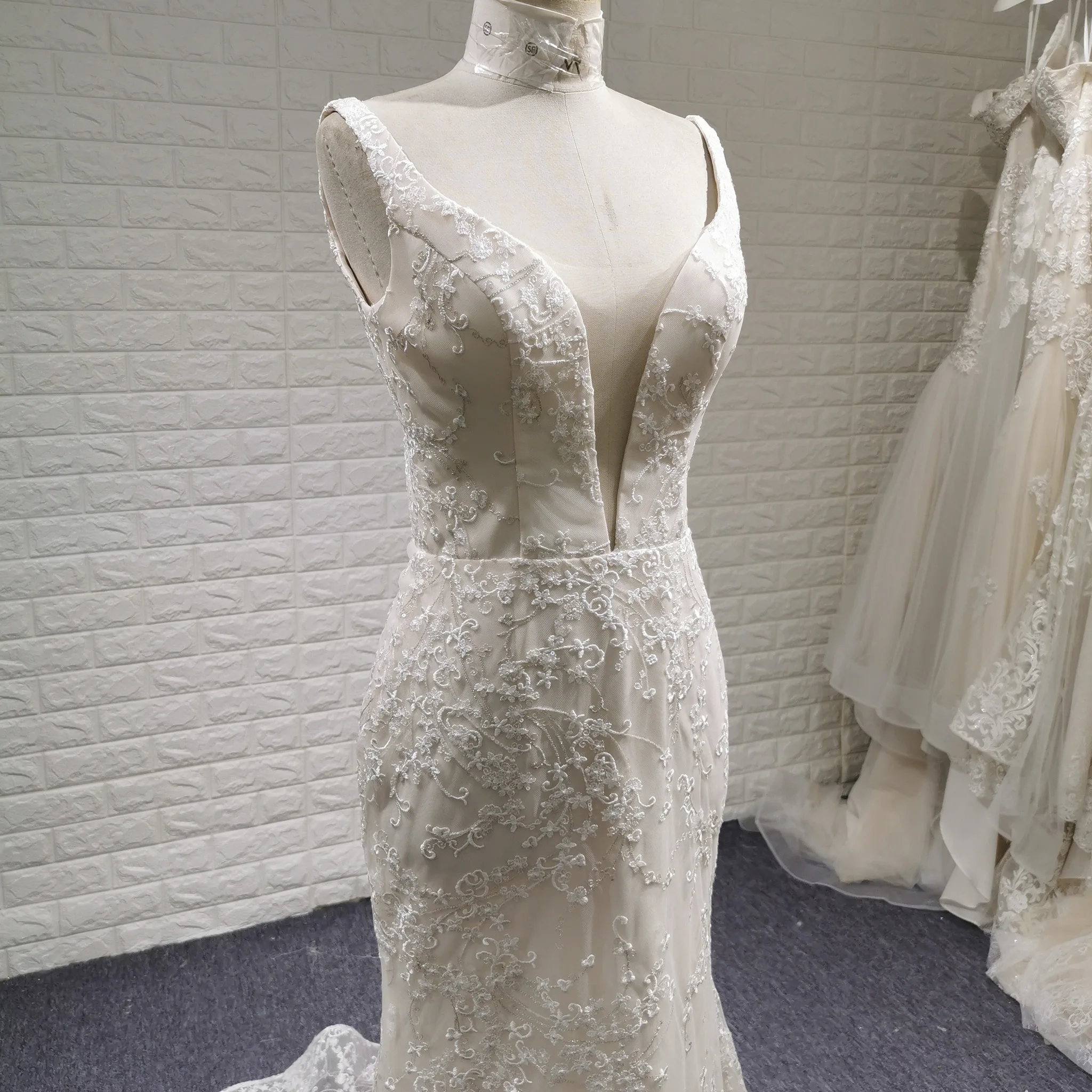 Suknia ślubna Rosymae Light Champagne w stylu syreny, dekolt w serek, kwiatowa koronka, odkryte plecy, elegancka, wygodna suknia na ślub na plaży lub na świeżym powietrzu.