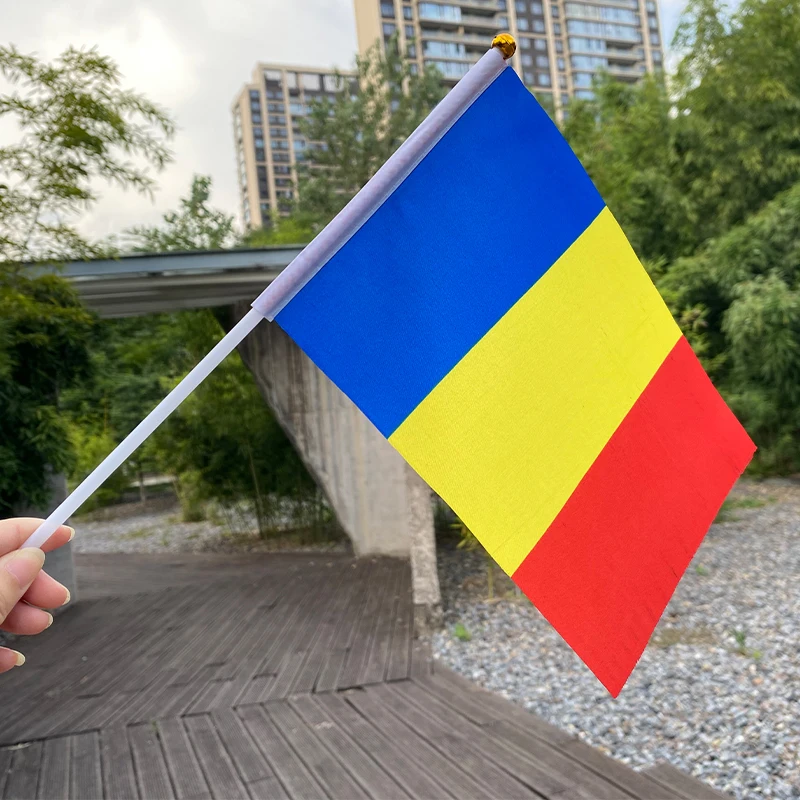 Xvggdg 50pcs 14 * 21cm National Flag Romania Hand Flags with Plastic Flagpole Polyester Printing Flag