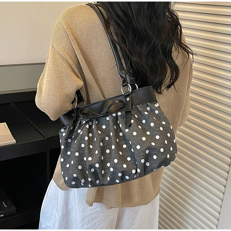 Koreanische Polka-Dot-Schleifenknoten-Patchwork-Hobo-Unterarmtasche, Damenhandtasche, vielseitige leichte Pendler-Tragetasche, lässig-schicke Tasche – Detail 16