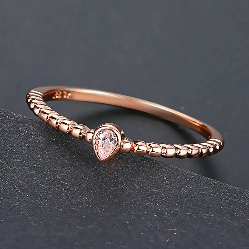 Descubre el encanto del anillo R423: Tu joya de moda perfecta para cada ocasión