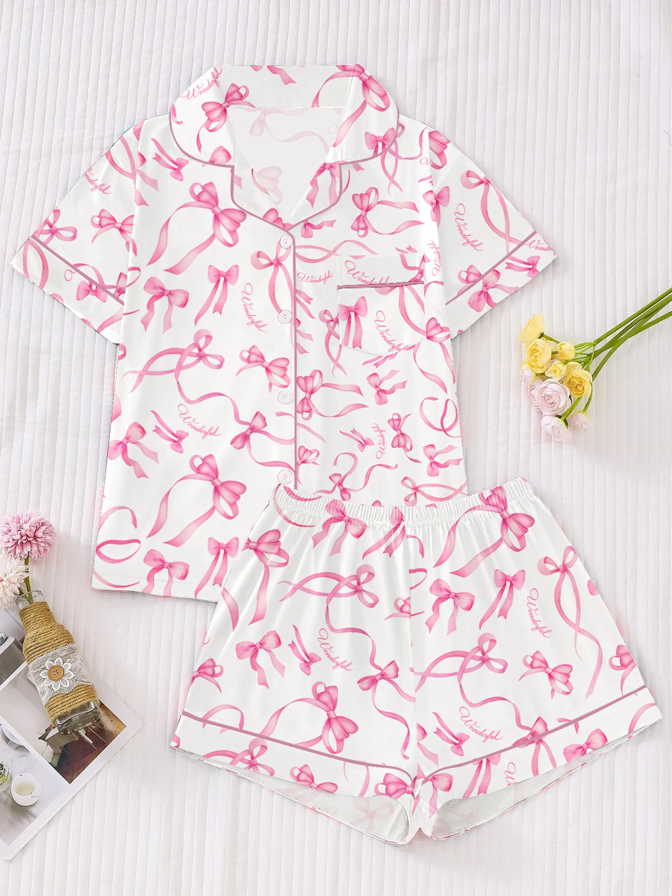 

Женская пижама стандартного размера для весны и лета: комфортный комплект из топа с коротким рукавом и завязками, а также подходящих шорт и элегантного кардигана.