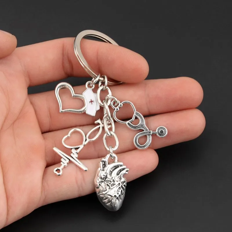 Stéthoscope classique en forme de cœur, casquette d'infirmière, battement de cœur, porte-clés en alliage de couleur argent pour femmes et hommes, cadeau pour médecin et ami