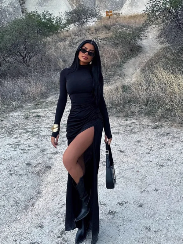 ボディコンドレス ボディプリント 女性 森林 森林に覆われた緑の空間 葉っぱが茂った松の木 香りのよい野生生物がいっぱいの小道を歩く