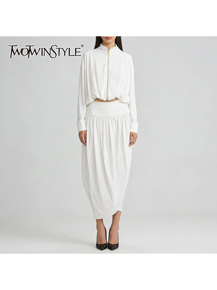 

Комплект из двух предметов TWOTWINSTYLE: модный топ с воротником-стойкой и длинными рукавами, укороченный, и юбка с высокой талией и драпировкой для женщин