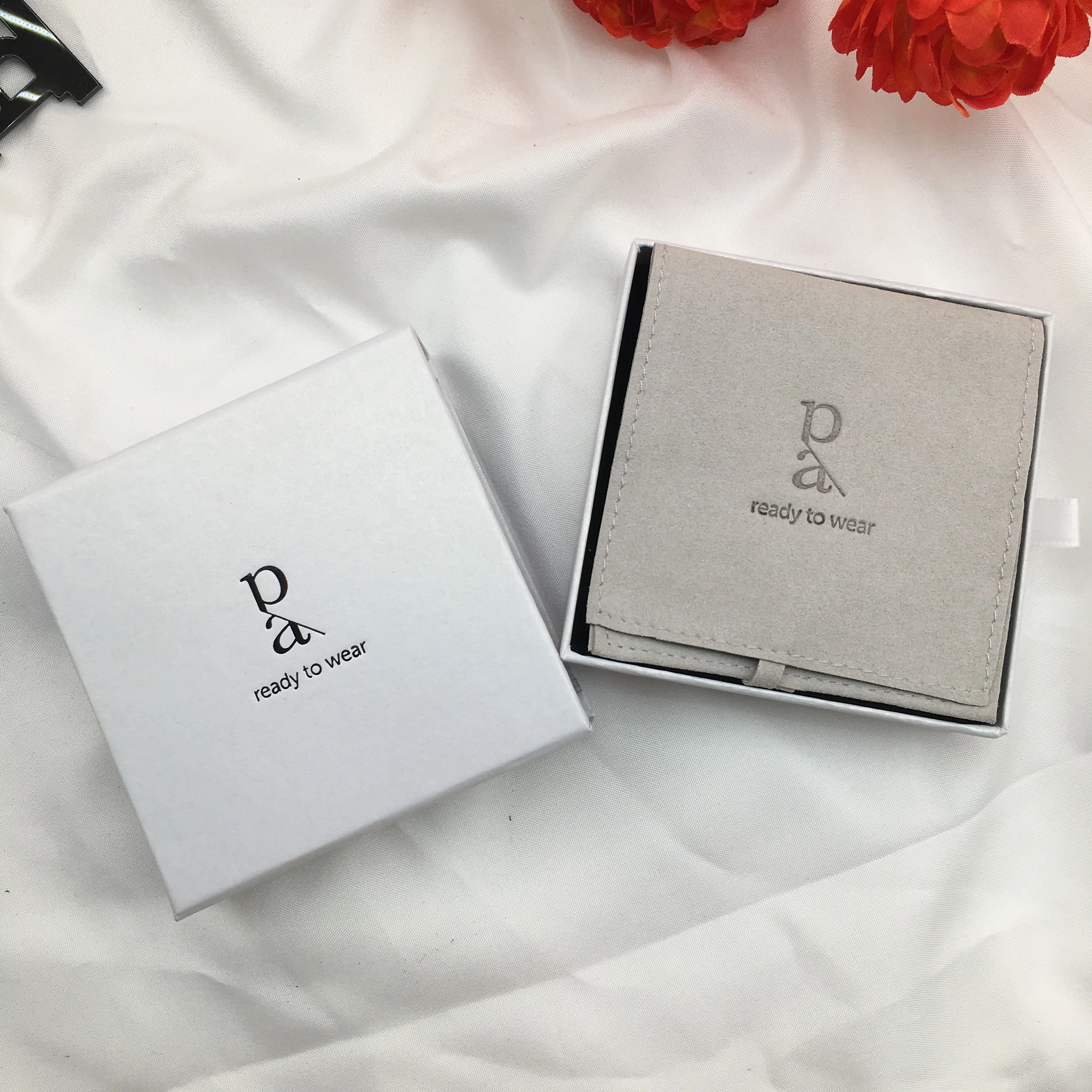 

7x7x1.7cm Custom Kraft Jewelry Drawer Box with Microfiber Bag Pouch Personalized Logo Small Paper Gift Packaging Christmas