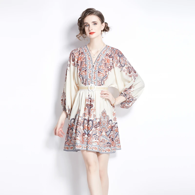 Vestido curto e com decote em V e cinto na cor bege para a tendência da moda início da primavera 2024 da Austrália, es...