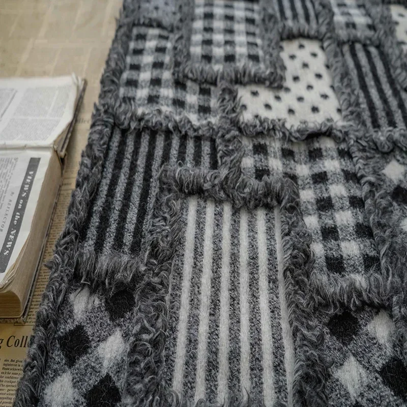 

Шерстяная трикотажная жаккардовая ткань серо-белого цвета в стиле пэчворк осень-зима с бахромой в клетку в горошек женское платье мягкая толстая декоративная ткань