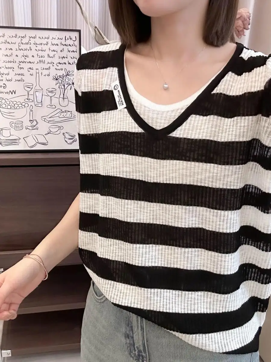 camiseta-feminina-de-verao-fina-com-decote-v-manga-curta-malha-de-seda-gelada-caimento-solto-listrada-com-bolso-estilo-casual-e-versatil-para-negocios