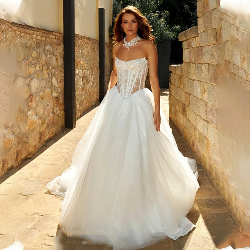 Urocze suknie ślubne z dekoltem w łódkę, aplikacjami z koronki, o kroju litery A, szyte na miarę, kolekcja 2026 Rode De Morrie