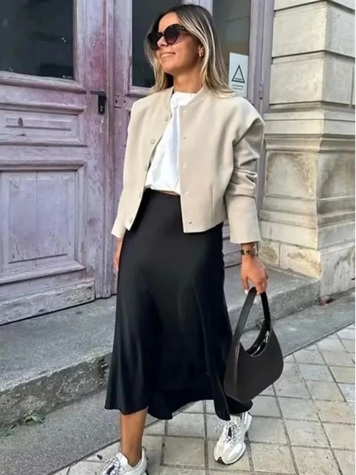 Długa spódnica midi z satyny z wysokim stanem, o kroju litery A, w stylu streetwear, dla młodych kobiet w wieku 20-tych lat, wyprodukowana w Chinach, dopasowana, jednokolorowa.