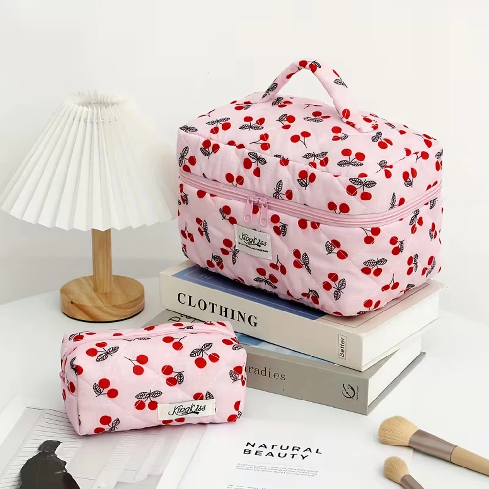 Make-up-Tasche mit rosa Hintergrund und roten Kirschmotiven – mit ausziehbarem Reißverschluss, große Kapazität, ideal für Reisen, exklusiv für Damen, weißes Innenfutter aus Polyester, niedlich und tragbar, geeignet für Studenten, Krankenschwestern, Büroangestellte und andere Personengruppen, lässige Make-up-Tasche mit Kirschmotiv. – Detail 6