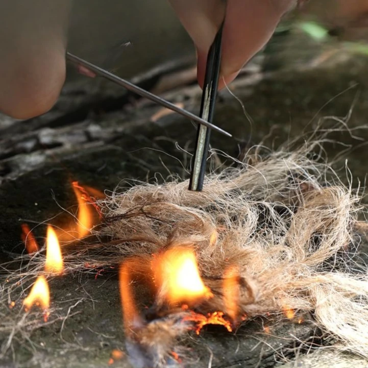 قضيب من صوان النار والمغنيسيوم للبقاء على قيد الحياة البرية متعدد الوظائف معدات EDC للإشعال المقاوم للماء في حالات الطوارئ