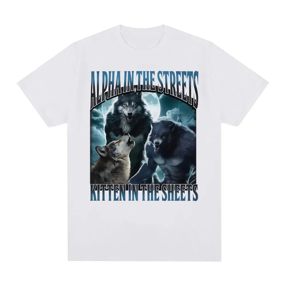 Grappig weerwolf meme T-shirt voor dames, casual en comfortabel extra groot formaat met een kitten op een alpha bed op straat