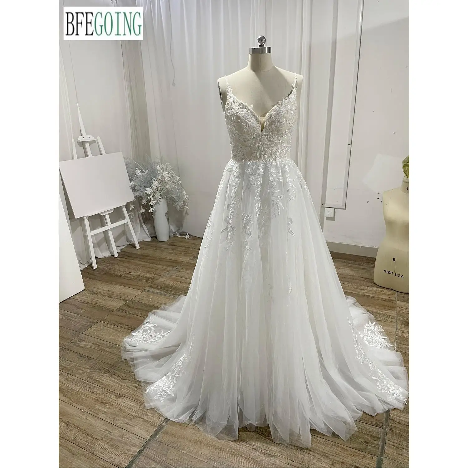 

Ivory Lace Appliques Tulle A-Line Wedding Dresses Chapel Train Custom Made Floor-Length V-Neck Sleeveless Bridal Gowns