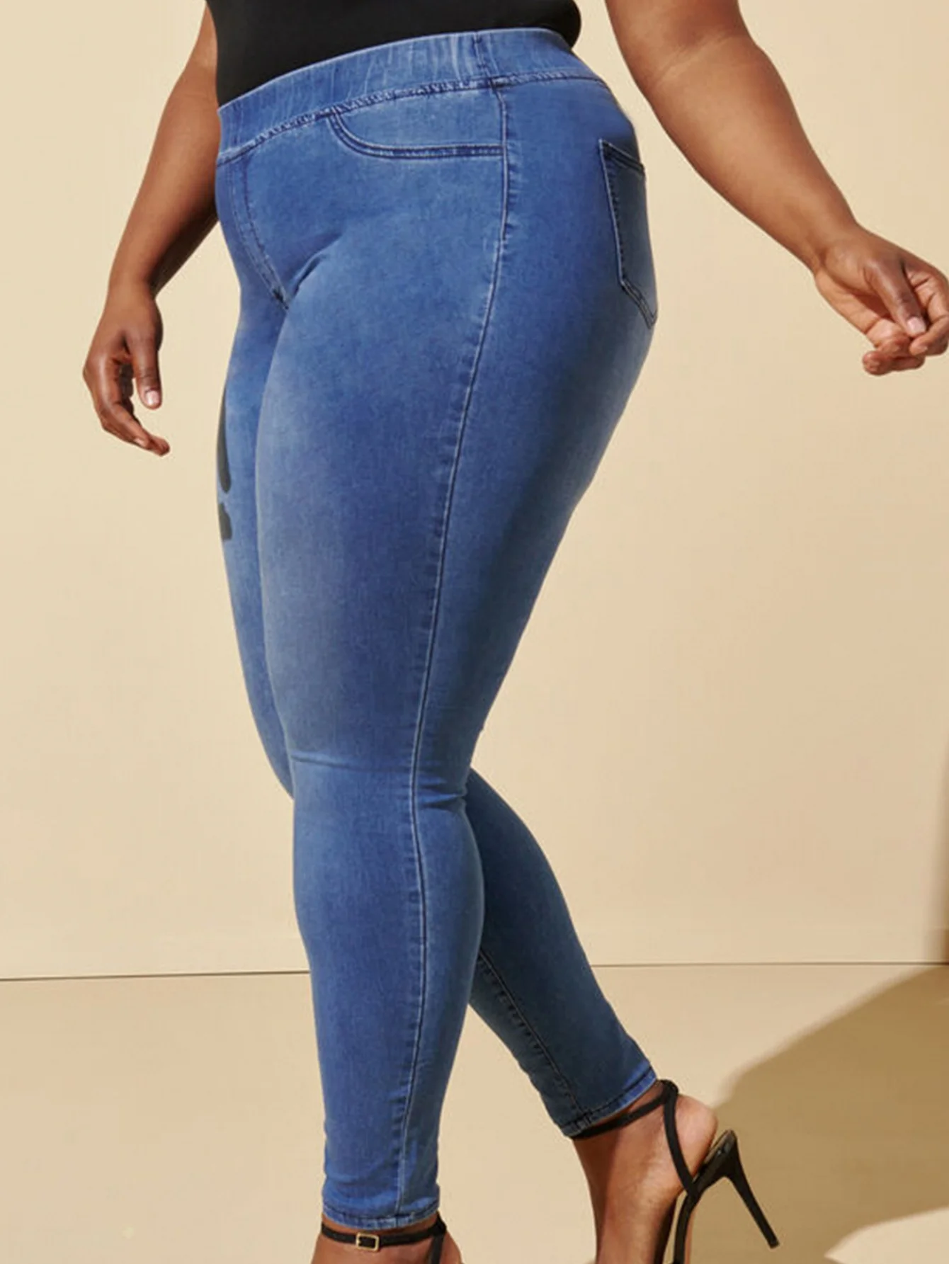 Dżinsy plus size, codzienne, elastyczne, z niebieskiego denimu, z gumką w pasie, o długości cropped, odpowiednie dla kobiet w okresie wakacji.