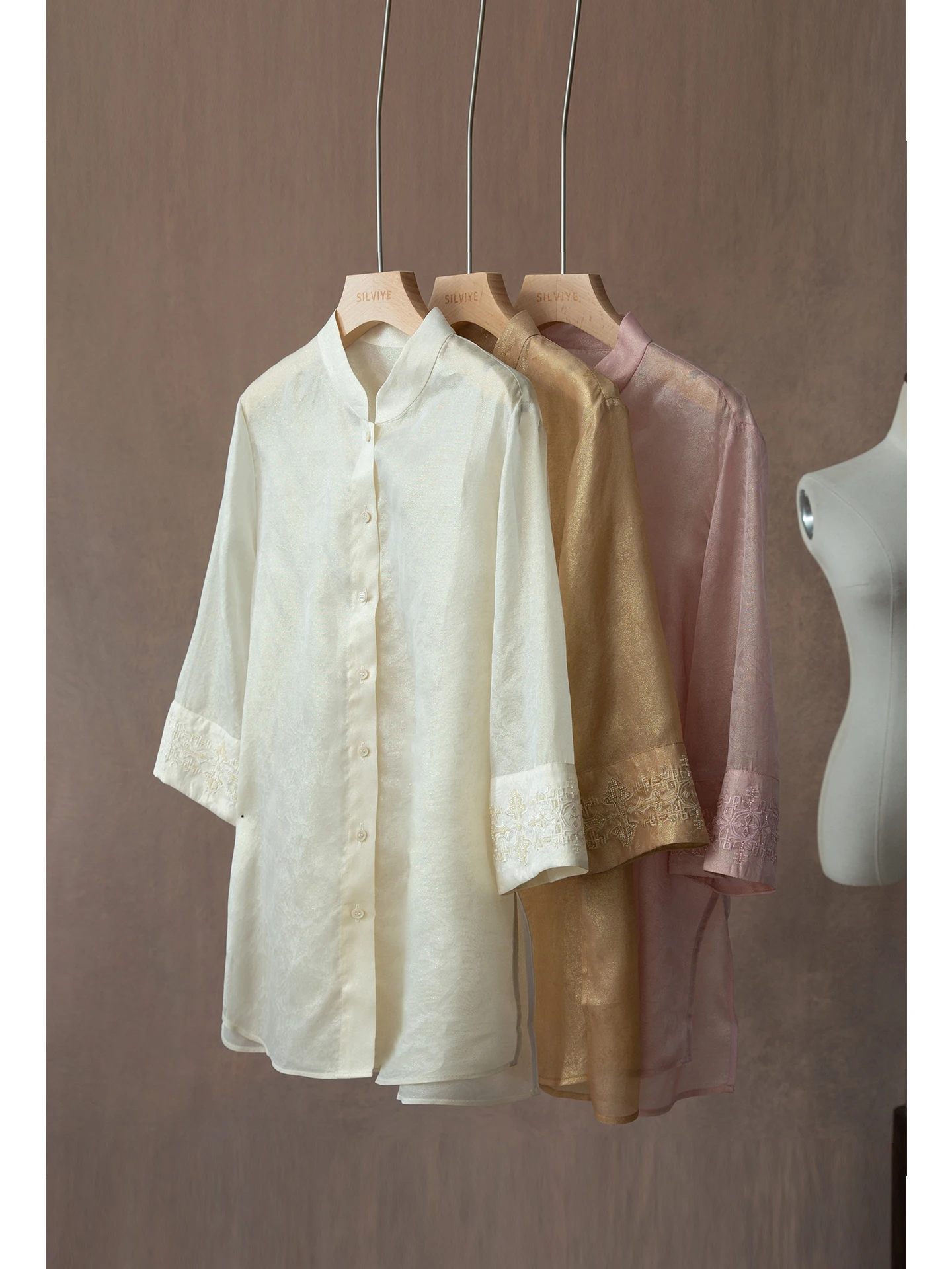 

Шелковая вышитая рубашка с рукавом до локтя и воротником-стойкой, шелковый топ для повседневной носки, с вышивкой золотом в стиле нематериального культурного наследия высокой четкости