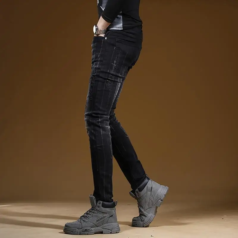 Vaqueros de vaquero con letras negras bordadas para hombre, pies pequeños, tendencia coreana, pantalones elásticos versátiles rasgados, pantalones vaqueros ajustados