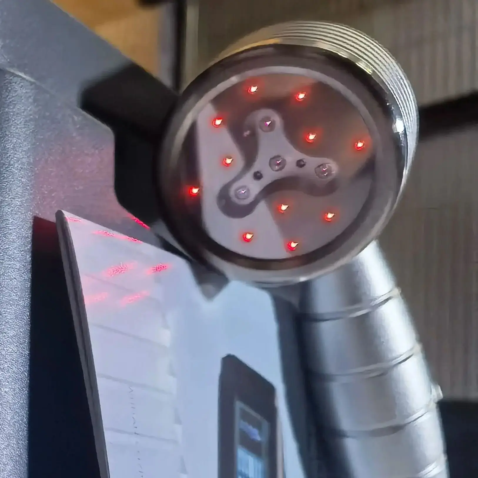 

Ручной холодный лазер для боли в плечах, спортивных травм и восстановления мышц, высокая мощность красного света 1055 мВт 650 нм 808 нм