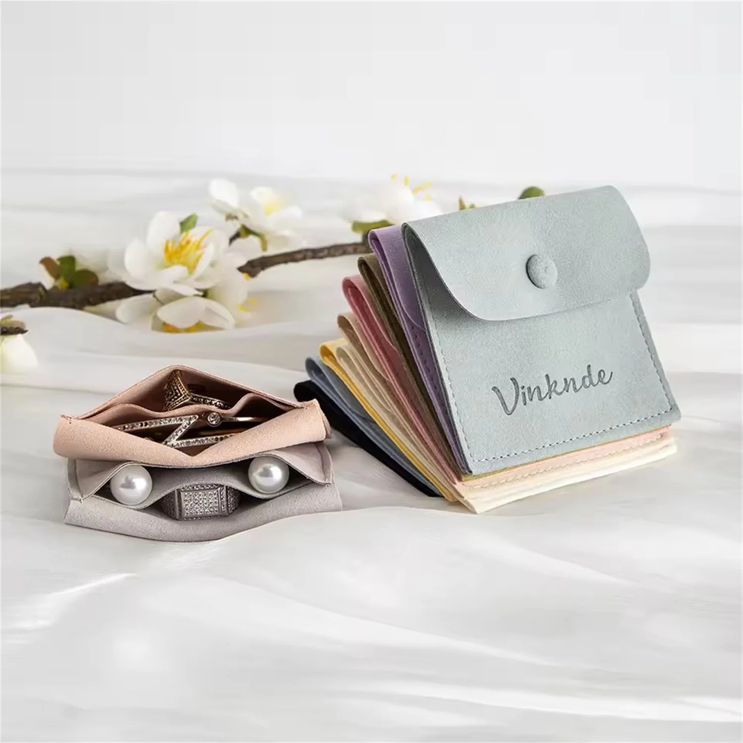 Pochettes à bijoux de luxe en daim microfibre, Logo personnalisé en vrac 7x7cm, avec compartiment à boutons à rabat, pochettes pour bagues, boucles d'oreilles et colliers