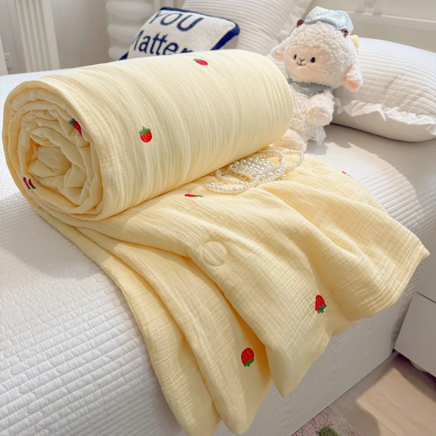 Super Soft Bubble Gauze Summer Blanket Strawberry Embroidery Lightweight Quilts for Adults Kids Skin Friendly Thin Comforter