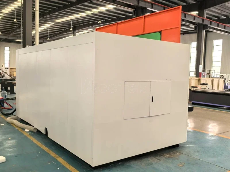 CNC-Laser-Metallschneidemaschine mit verschiebbarem Arbeitstisch, vollständig abdeckender Faserlaser-Stahlschneider 1530, speziell entwickelt