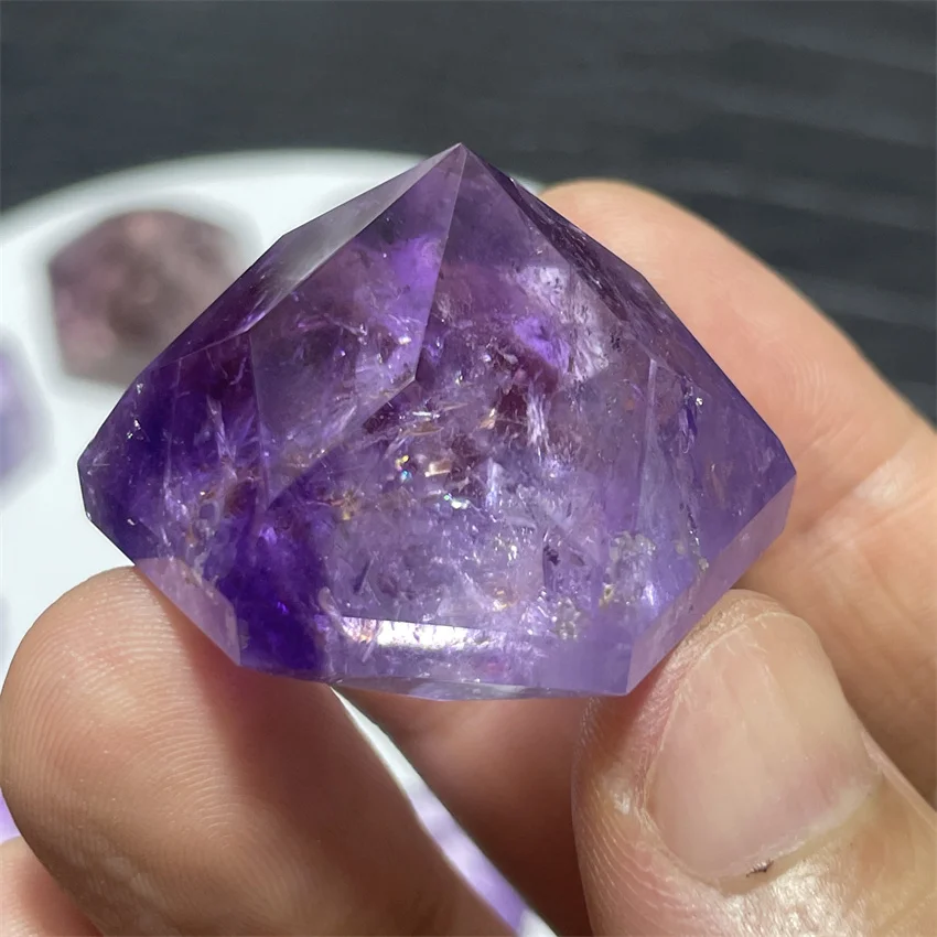 

Натуральный необработанный аметист с алмазной полировкой поверхности - гексагональный кристалл в форме звезды, большой настольный декоративный элемент.