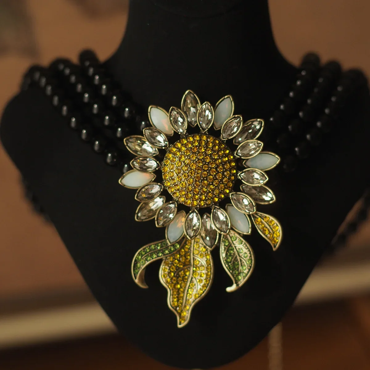 

European and American Trend Brands with The Same Luxurious Atmosphere Highquality Heavy Industry Retro Sparkling Flower Necklace